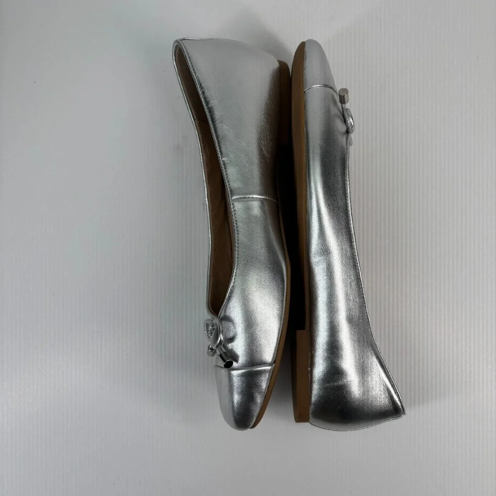Vionic Silver Flats with Bow Detail 8.5 wide - Picture 5 of 16
